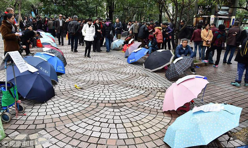 Cha mẹ TQ mang ô đến công viên xem mặt tìm bạn đời cho con